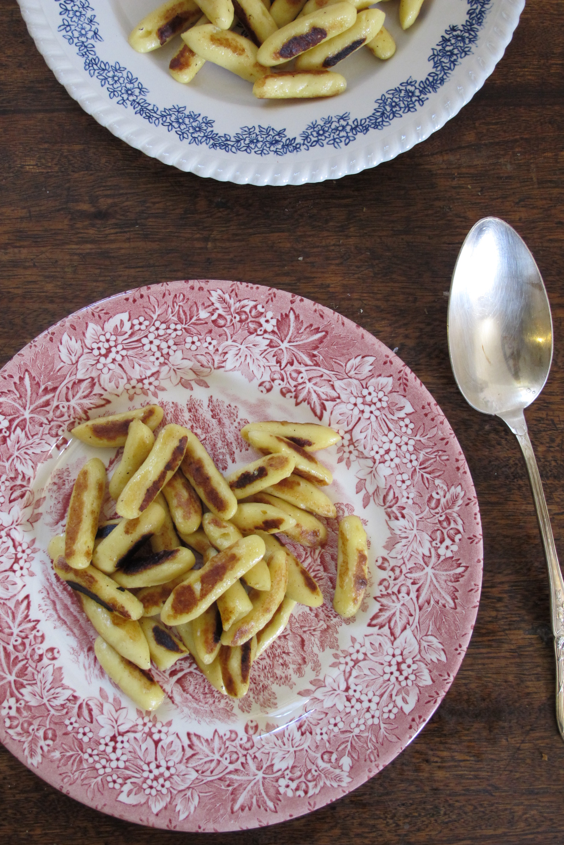 馬鈴薯麵疙瘩佐香蔥櫛瓜核桃橄欖油醬